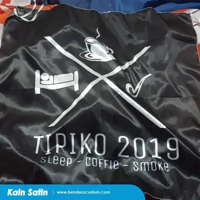 contoh bendera kain satin